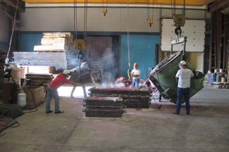 POURING MOLTEN ALUMINUM IN FOUNDRY